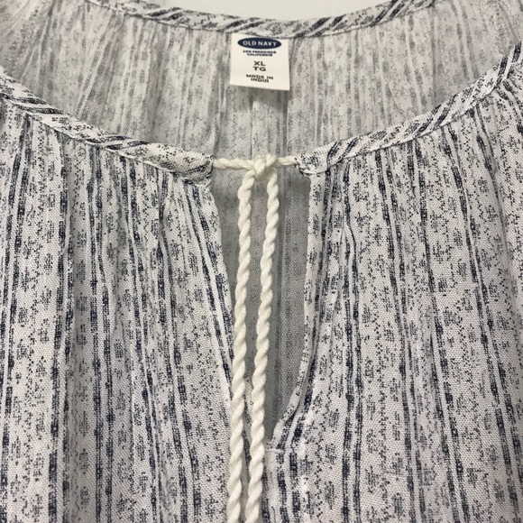 lightweight and flowy top - Picture 2 of 4