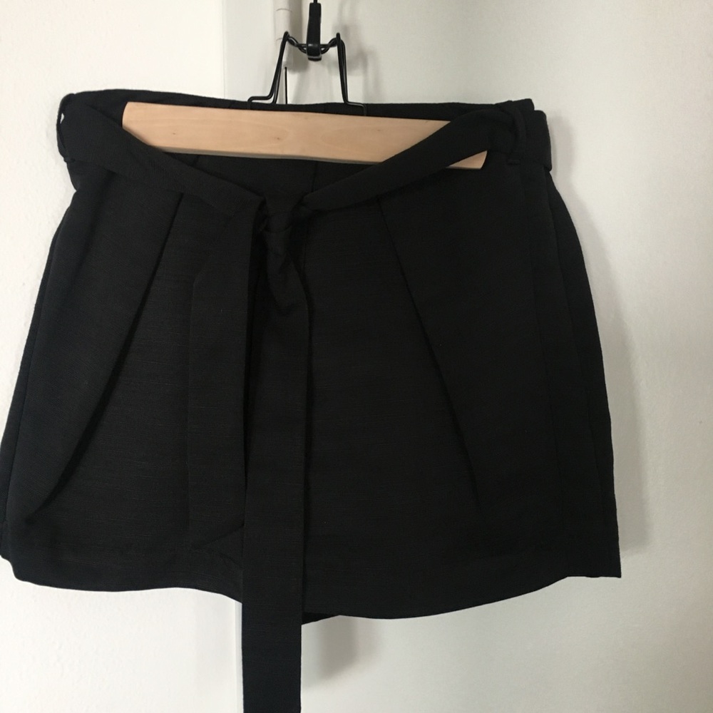 Topshop Thick Textured Modern Skort/Shorts, Size 6 - Picture 4 of 8