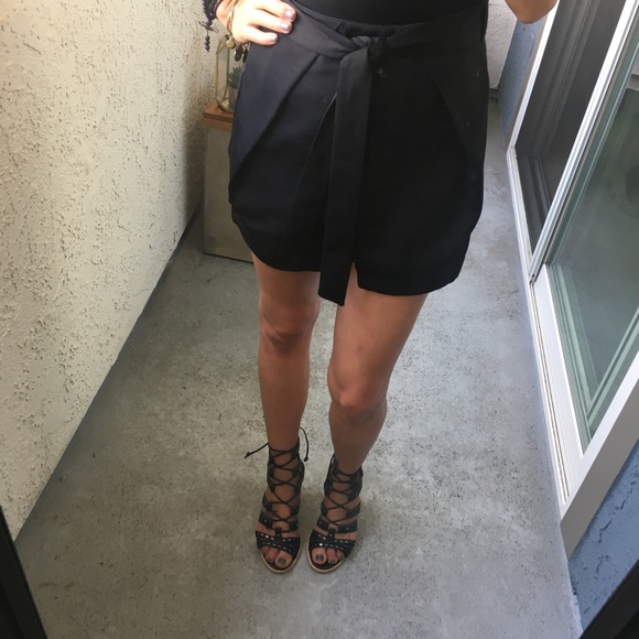 Topshop Thick Textured Modern Skort/Shorts, Size 6 - Picture 2 of 8