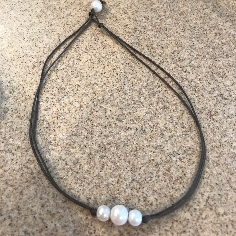 leather chocked with 3 pearls