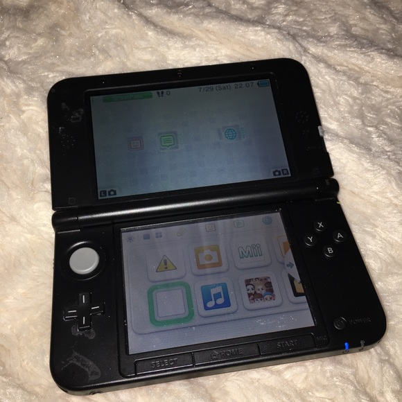 Nintendo 3DS XL - Picture 2 of 8