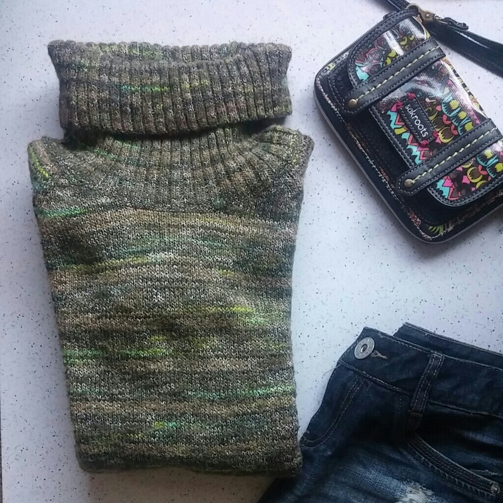 Columbia, Turtleneck Sweater, Size Small, GUC.