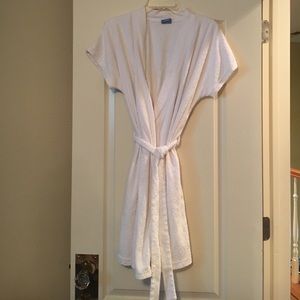 Short white bath robe