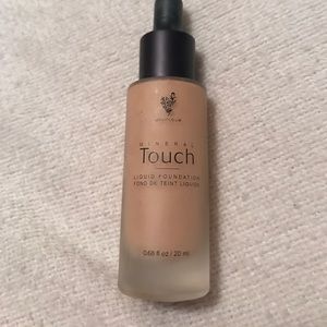 Younique liquid foundation in velour