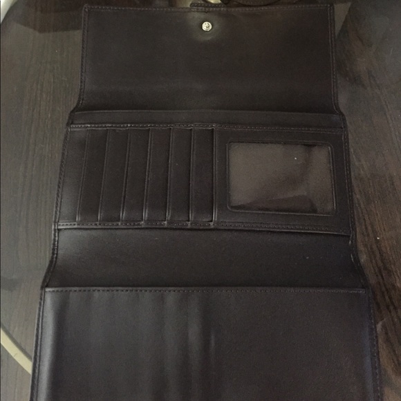 AUTHENTIC PERFECT CONDITION SIGNATURE C WALLET - Picture 2 of 4