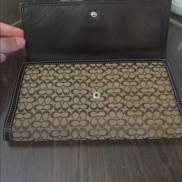 AUTHENTIC PERFECT CONDITION SIGNATURE C WALLET - Picture 3 of 4