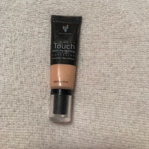 Younique concealer in Velour