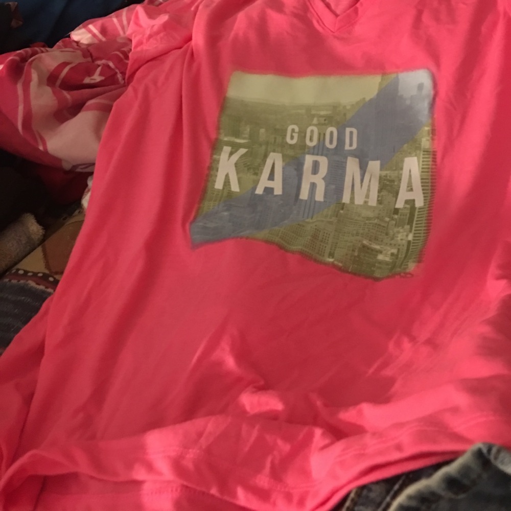 T shirt worn once 2xl fits for a xl