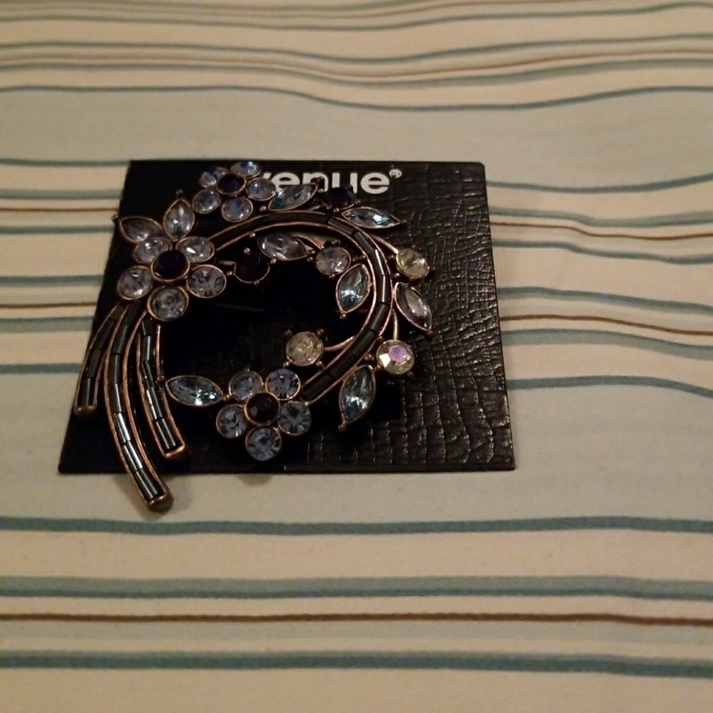 Avenue Broach
