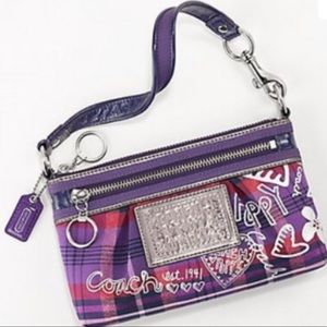 Coach Poppy Large Wristlet. BRAND NEW IN BOX) FIRM