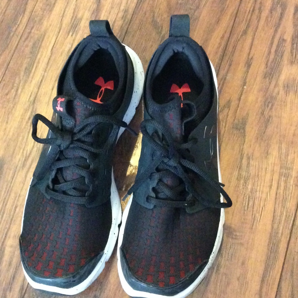 Men's under armour running shoes.