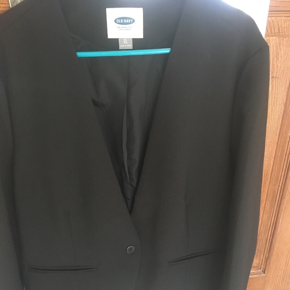 Plus size woman's black blazer.