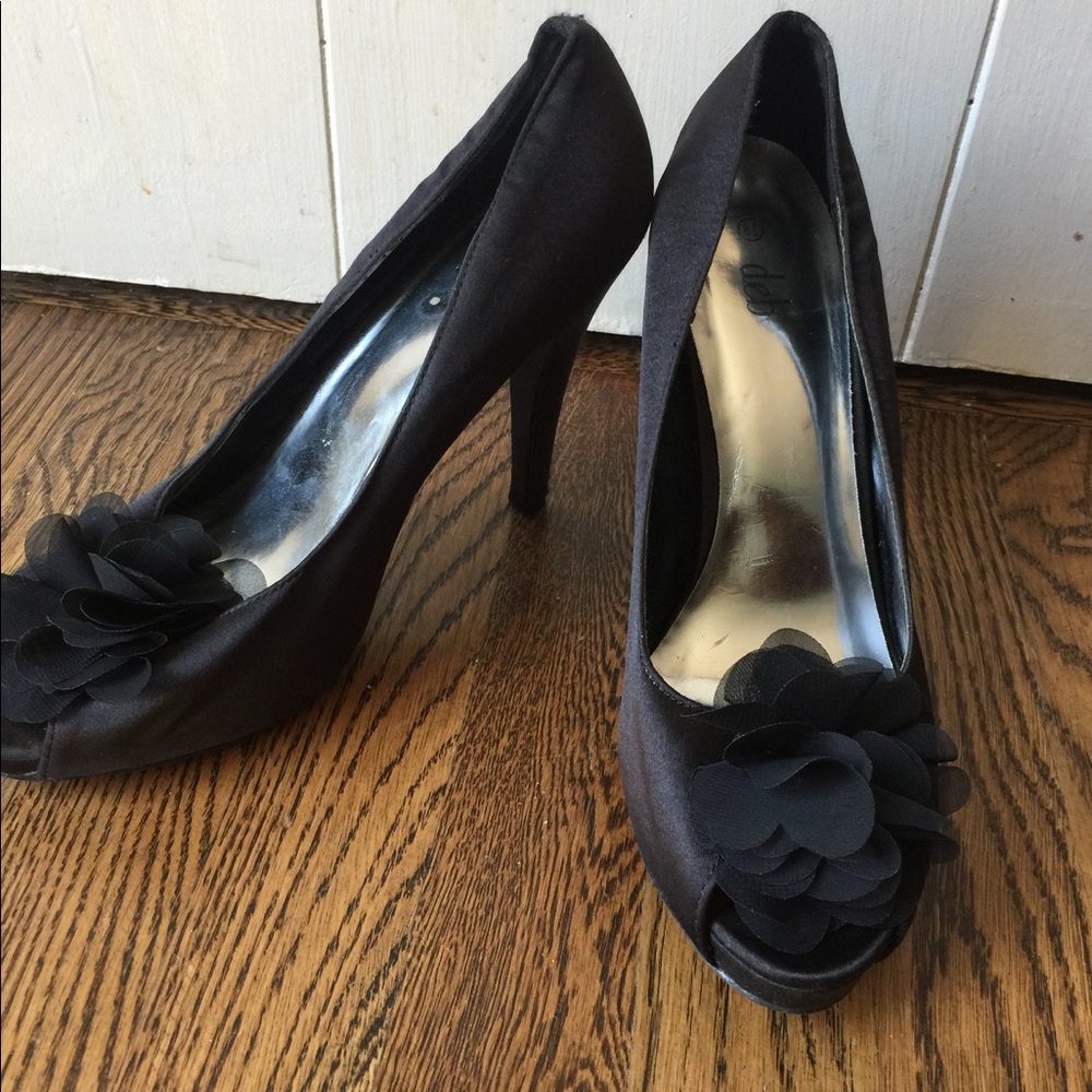 Deb black open toe satin pumps 👠