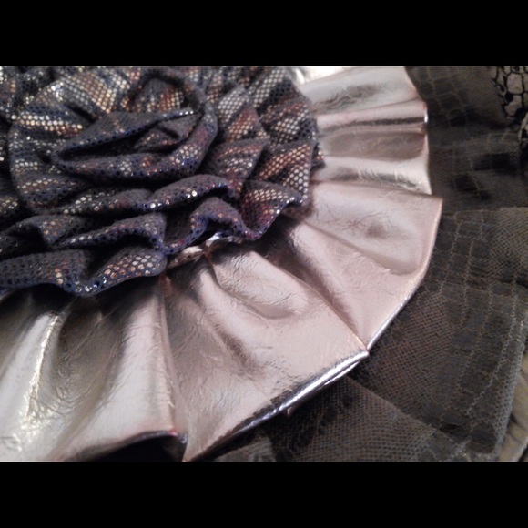 Chateau Gray Metallic Flower Handbag - Picture 8 of 8