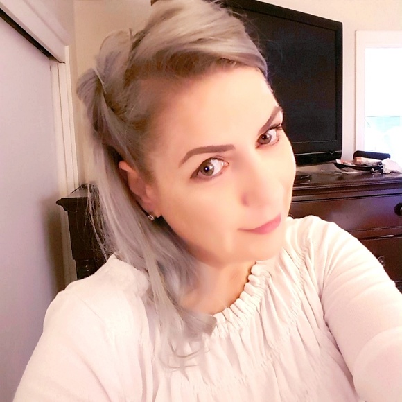 Meet your Posher, Stacy - Picture 2 of 2