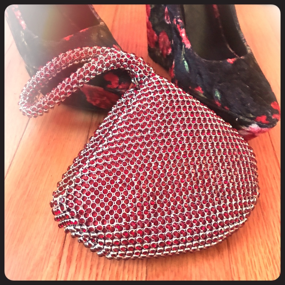 Cache wristlet