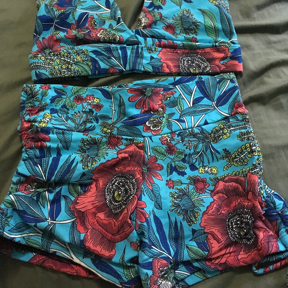 Liquido omstars yoga wear bra and shorts