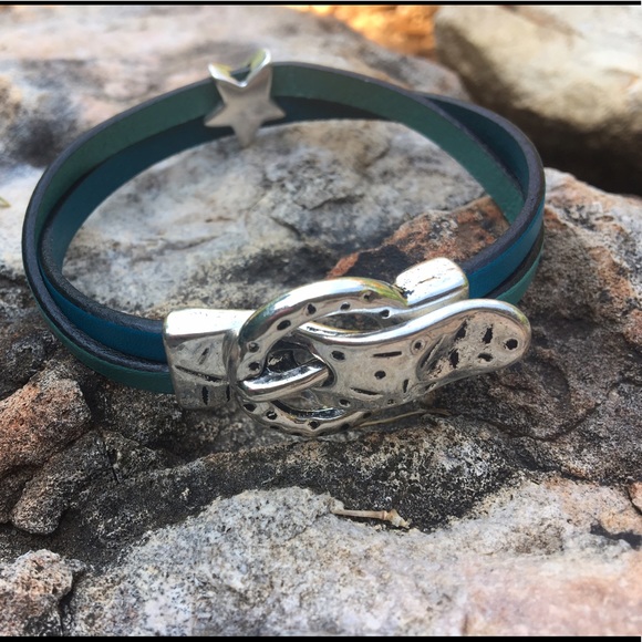 💥New Listing 💥 Buckle style magnetic 🎁Gifted🎁 - Picture 2 of 4