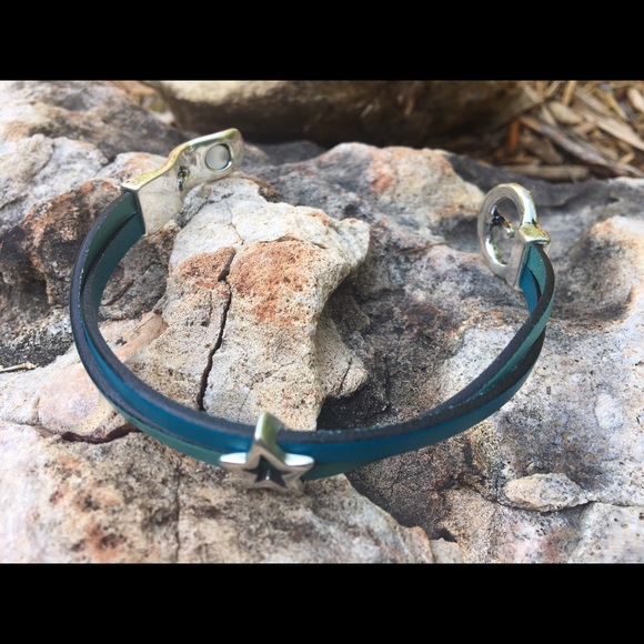 💥New Listing 💥 Buckle style magnetic 🎁Gifted🎁 - Picture 3 of 4