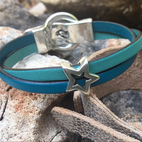 💥New Listing 💥 Buckle style magnetic 🎁Gifted🎁 - Picture 4 of 4