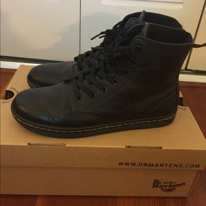 Dr Martens leyton boots