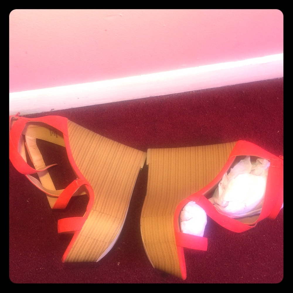 💕 Lovely Hot pink Wedges 💕