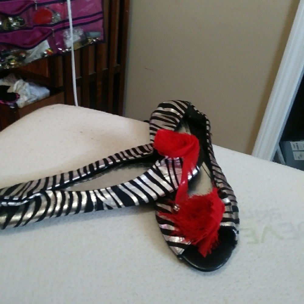 Zebra print peekaboo flats