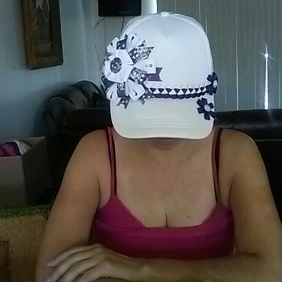 Cap with bows - Picture 1 of 4