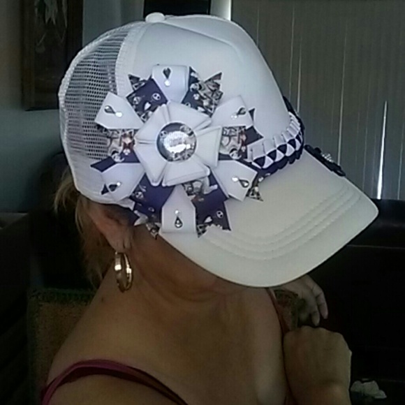 Cap with bows - Picture 2 of 4