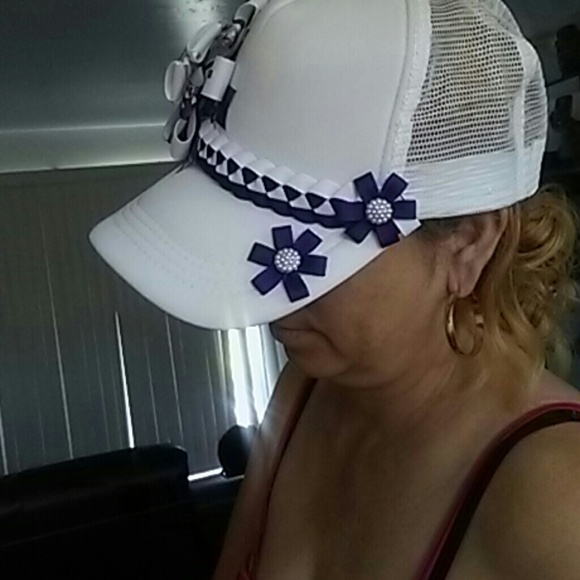 Cap with bows - Picture 3 of 4