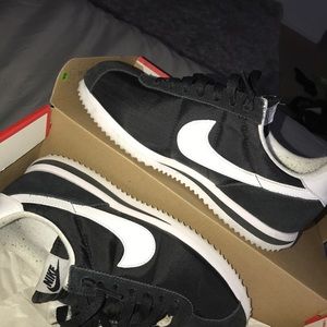 Cortez basic nylon size 6Y (7 in women's)