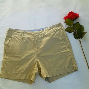 TOMMY HILFIGER SHORT. SIZE 10
