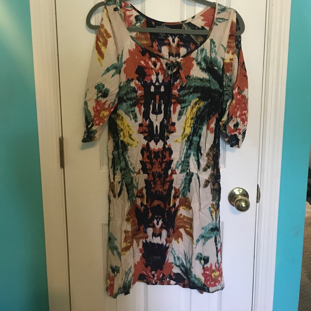 Open sleeved dress