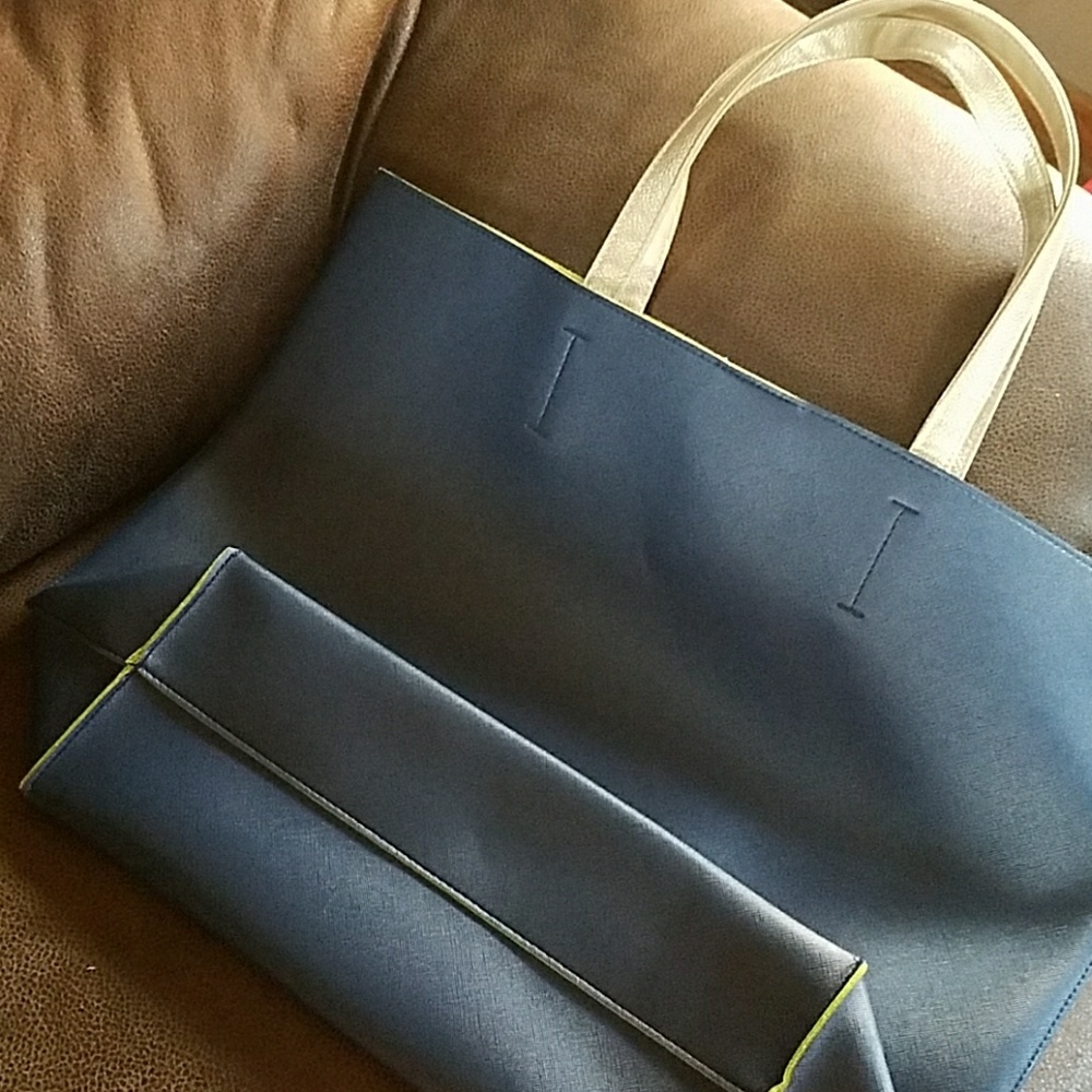 Shoulder bag.