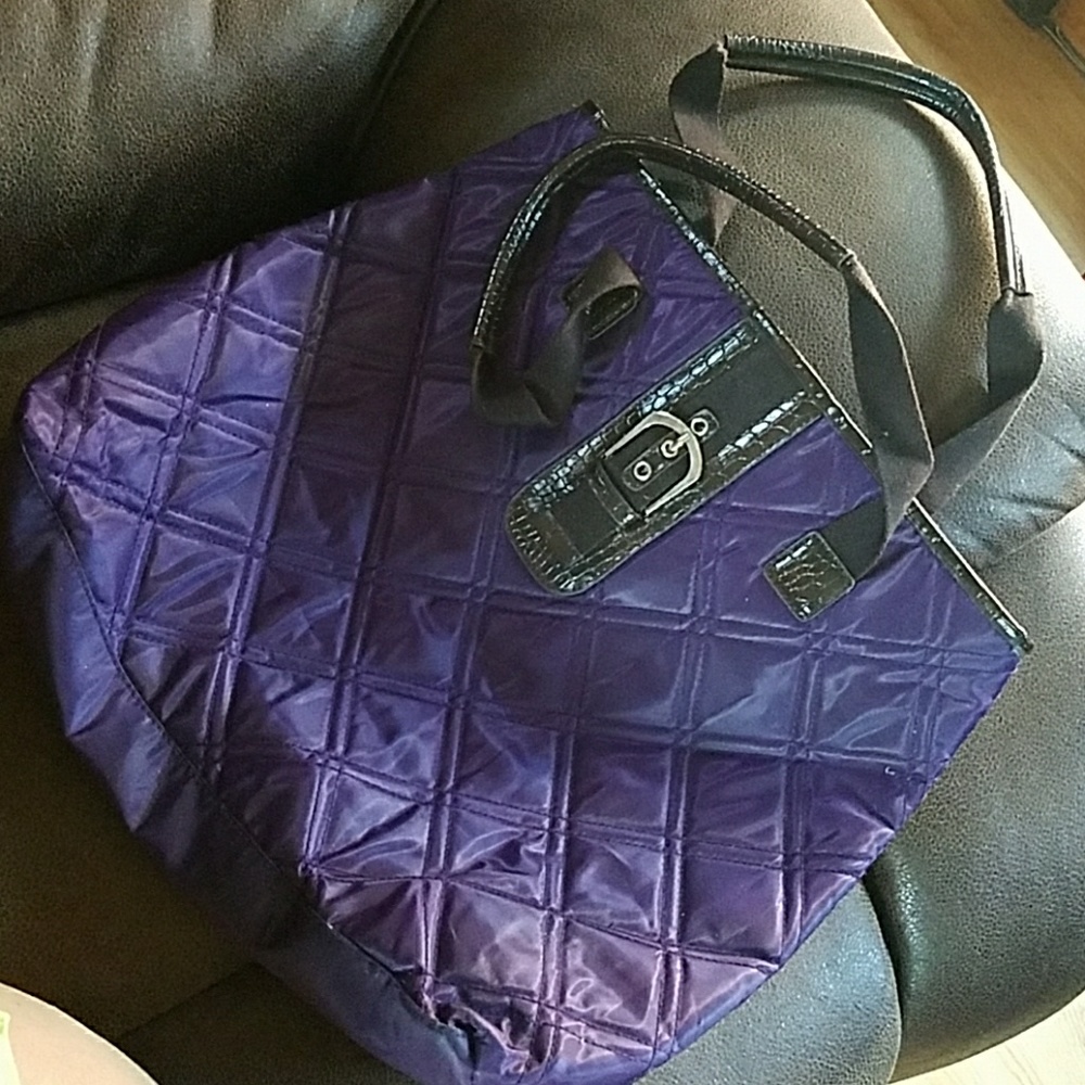 Shoulder bag.