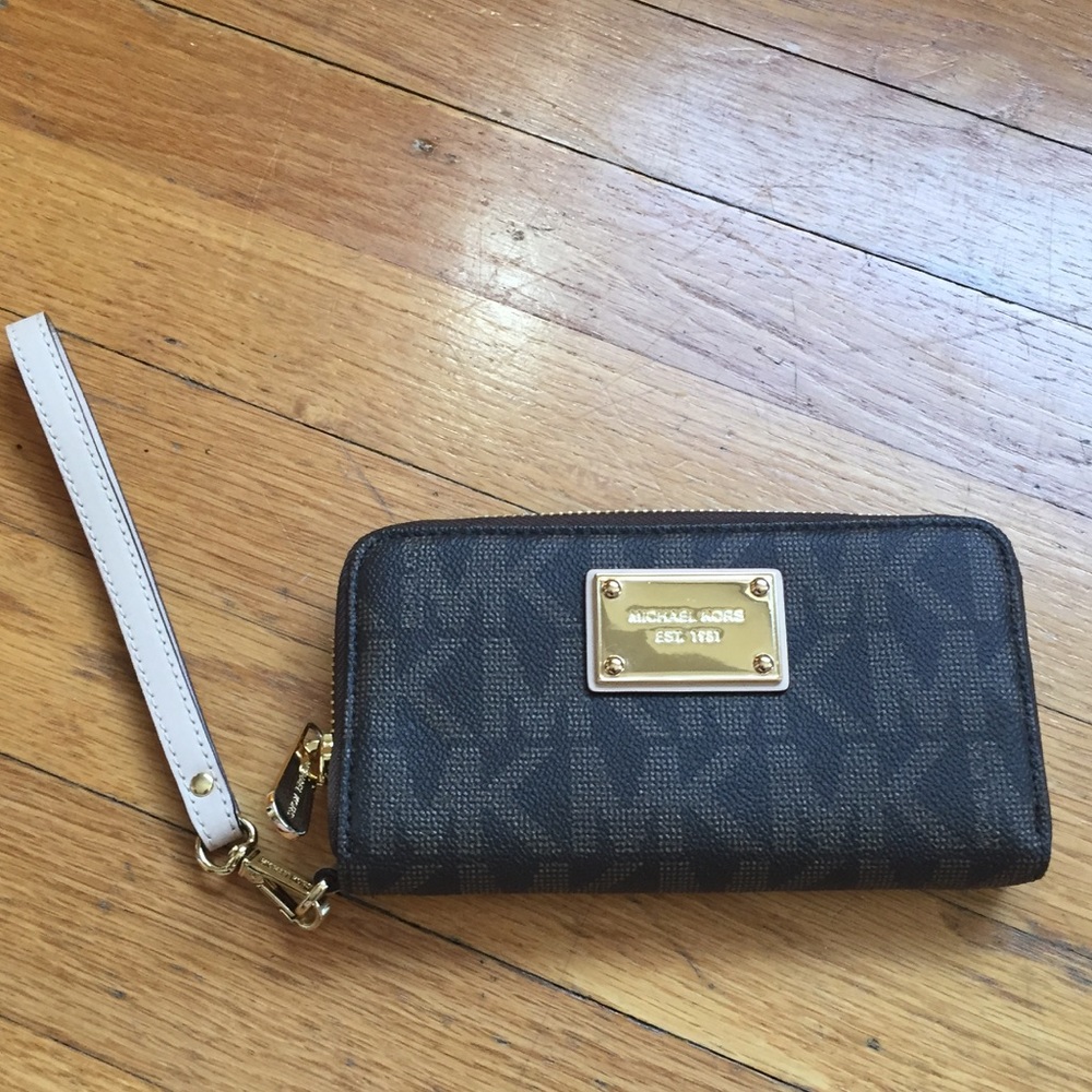 Like new! Michael Kors wristlet