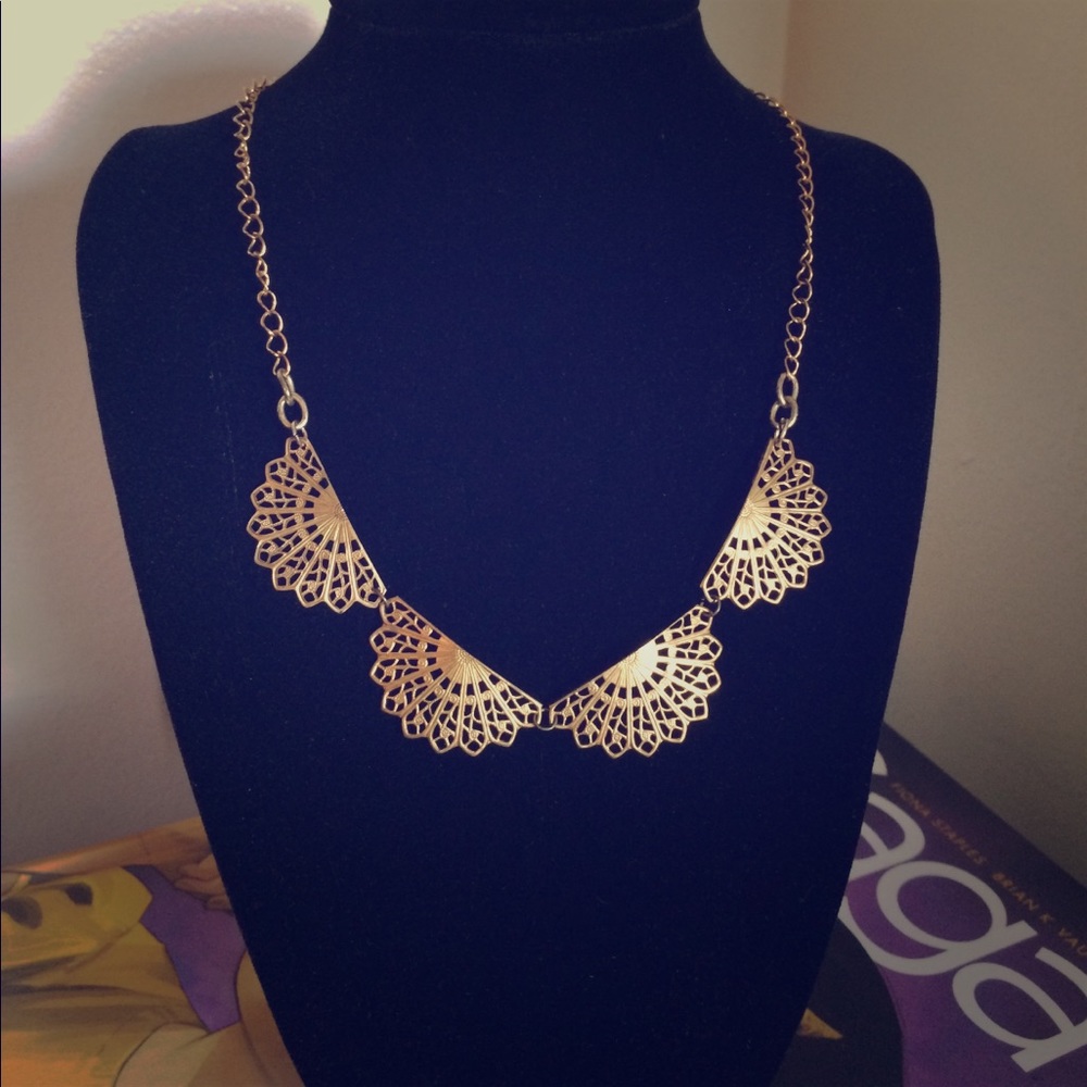 Lace collar necklace