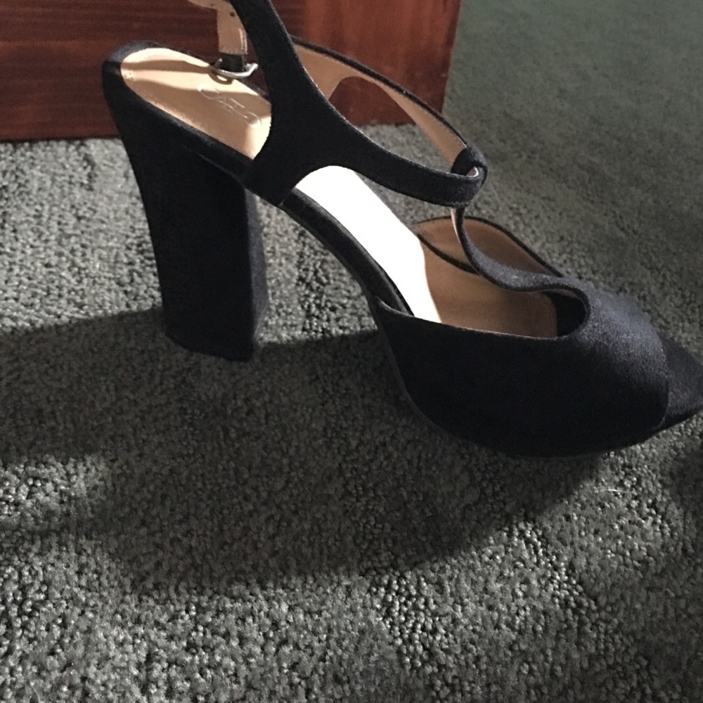 Heels - Picture 4 of 4