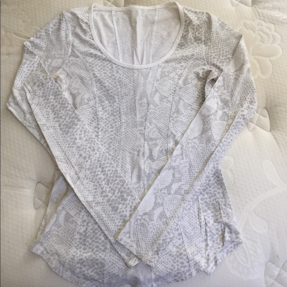 White/grey Snackskin Print LuluLemon LS Scoopneck
