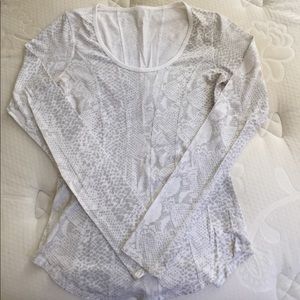 White/grey Snackskin Print LuluLemon LS Scoopneck