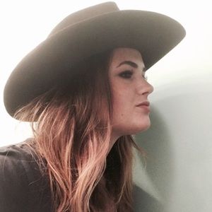 Meet your Posher, Larissa