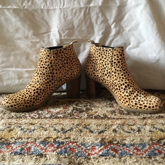 Leopard print heeled ankle booties - Picture 2 of 6