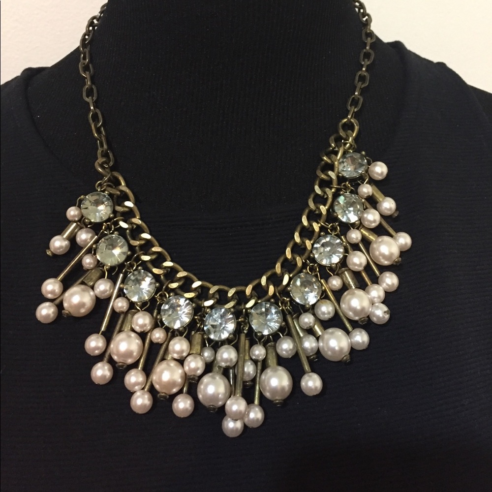 Statement necklace with adjustable closure