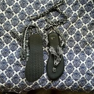 Sanuk yoga mat tie up sandals