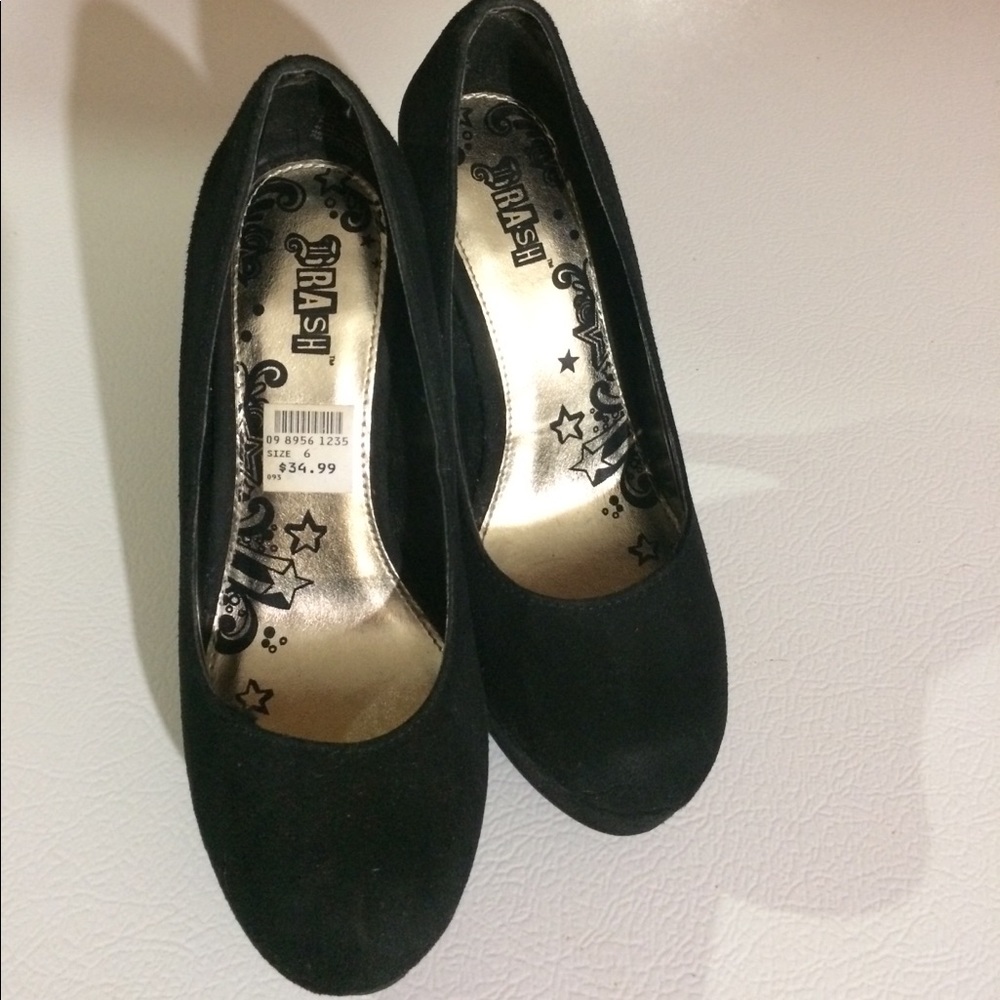 NWT Black pumps