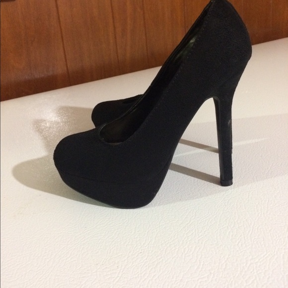 NWT Black pumps - Picture 3 of 3