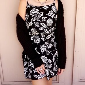 Lightweight, floral printed black & cream dress🖤