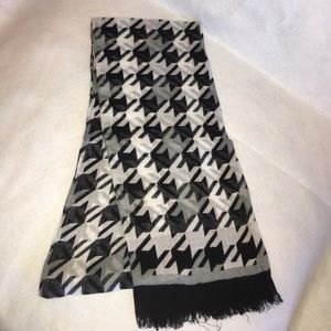 Vera Bradley scarf in Houndstooth