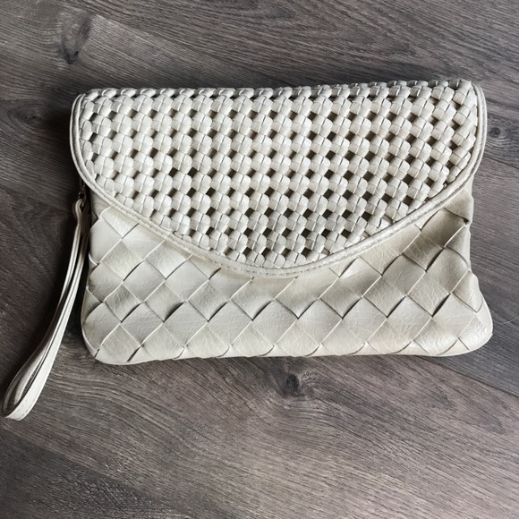 Urban Expressions Handbags - Urban Expressions Wristlet Clutch - Beige