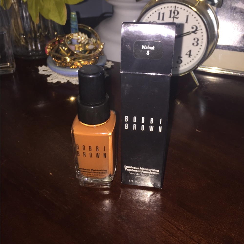 Bobbi Brown Illuminating Moisture Foundation